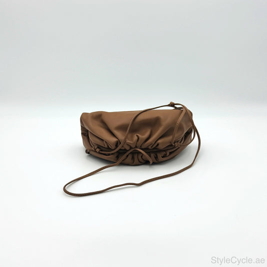 Bottega Veneta The Pouch Small in Brown Leather